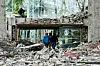 Des secouristes dans un hôtel détruit à Jiuzhaigou, dans la province du Sichuan en Chine, le 10 août 2017, après un puissant séisme.