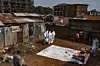Ici, des agents de la Croix-Rouge ougandaise évacuent le corps d'une personne soupçonnée d'être atteinte d'Ebola à Kampala, mardi.
