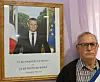 Jean-François Damien devant la photo présidentielle qu’il a retouchée, l’amputant d’un tiers. (Photo RL)
