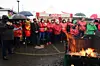 Malgré la pluie, les syndicats LCGB et OGBL ont protesté contre le souhait de la direction d'Eurofoil de dénoncer et renégocier la convention collective à la baisse (Photo : Alain Rischard).