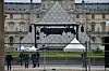 Des policiers patrouillent sur l'esplanade du Louvre, le 7 mai 2017 à Paris, après l'évacutaion.