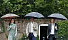 Harry, William et son épouse Kate ont visité sous une pluie battante et dans l'intimité, le jardin blanc éphémère créé à sa mémoire au palais de Kensington. (photos AFP)