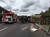 Le camion s'est renversé en partie sur les glissières de sécurité. Le passager doit être désincarcéré à l'aide de plusieurs grues. (photo police grand-ducale)