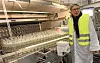Max Weber, le directeur de Rosport, devant la toute nouvelle lessiveuse qui est chargée de nettoyer toutes les bouteilles en verre.
