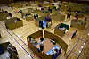 Les habitants de la préfecture de Kumamoto s'abritent dans un centre d'évacuation avec un espace pour maintenir la distanciation sociale dans le gymnase de la ville de Yatsushiro. (photo AFP)