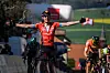 Dylan Teuns a sauté sur la ligne Rohan Dennis, qui se console avec le maillot de leader au classement général. (Photo ; afp)