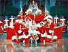La comédie musicale White Christmas (Michael Curtiz, 1954) déploie l’imagerie rouge et dorée, devenue standard du genre.