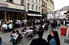 Les Luxembourgeois ont tout de même trouvé comment trinquer, lundi soir, en cette période à part (Photo : Julien Garroy).