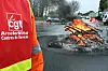 Un ouvrier d'ArcelorMittal, près de Reims, lors d'un piquet de protestation, ce lundi.