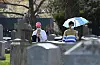 Des Américains se recueillent dans un cimetière de Brooklyn à New York pendant la pandémie.