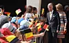 Bain de foule sous le soleil pour Philippe et Mathilde, pour le plus grand plaisir des enfants, qui en conserveront un souvenir impérissable.