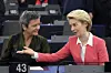 Margrethe Vestager (à g.), ici avec la présidente de la Commission européenne, Ursula von der Leyen, a entendu les critiques (photo : AFP).