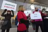 Des militants du collectif Attac, en France, manifestant devant un Apple store (Photo d'archives : AFP).