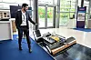 Raphaël Frank montre le robot intelligent pour panneaux solaires.