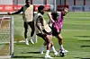 Harry Kane et Alphonso Davies, lors d'une séance d'entraînement Bayern Munich, ce lundi.