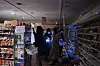 Des personnes réfugiées dans un supermarché, dans le noir, après le séisme.
