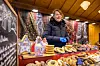 Sophie est foraine depuis plusieurs générations. Elle vend au marché de Noël des spécialités luxembourgeoises.