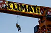 'Avec cette action, Greenpeace s'adresse directement à Emmanuel Macron pour dénoncer son inaction climatique', a expliqué dans un communiqué l'ONG.