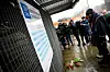 Des personnes se recueillant devant le lieu du drame à Hambourg.