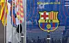 Derrière les drapeaux, masqué, le président Josep Maria Bartomeu lui aussi sur la sellette après une saison vierge de titre, une première depuis 13 ans.