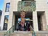 L’arbre tout en carrés de laine réalisé par les Mamies est encore visible sur la façade du Trifolion à Echternach.