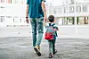 Sous la conduite d’adultes, les enfants sont convoyés à pied vers leur école.