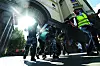 Des policiers russes arrêtant l'un des manifestants.
