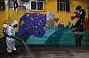 Un volontaire désinfectant une rue de Rio de Janeiro. Le Brésil fait partie des pays les plus touchés par la pandémie.