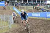 Après le départ, Marie Schreiber, ici devant Zoe Bäckstedt et Kristyna Zemanova, s’est hissée en première position. Mais malheureusement, cela n’a pas duré. (photo uci_cx)