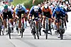 Giacomo Nizzolo, s'impose d'un boyau devant Arnaud Démare (plein centre) alors que Pascal Ackermann (à gauche) s'empare de la troisième marche du podiums aux dépends de Mathieu van der Poel, enfermé.