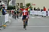 La championne du Danemark, Emma Norsgaard, s'est assez aisément imposée au sprint. Elle sera en jaune pour la dernière étape, dimanche à Garnich (Photo : Luis Mangorrinha).