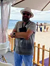 À Cannes, Alexis Juncosa dit avoir gardé son smoking dans sa blouse : avec plus de 60 rendez-vous en dix jours, il continue de traîner avec humour sa réputation de «celui qui voit le moins de films».