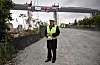 Le maire de Gênes, Marco Bucci, ici devant le fameux pont Morandi, après la pose des derniers 44 mètres sur les 1 067 que compte l'édifice.