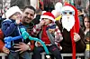 Des Palestiniens assistent place de la Mangeoire à la parade des scouts, le 24 décembre 2016 à Bethléem, dans les Territoires palestiniens.