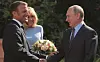 Un bouquet de fleurs à la main pour Brigitte Macron, le président russe est arrivé souriant au fort de Brégançon, sur la côte méditerranéenne, accueilli par le couple présidentiel français.