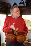 Edouard Kandel tient ici la plus vieille pièce du musée, un double pot utilisé pour transporter le repas qui date de 1812.