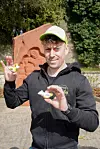 Marc Einsweiler tient dans ses mains le Péckvillchen de l’an passé en l’honneur du Grand-Duc et celui de la Grande-Duchesse qui sera vendu lundi prochain.