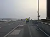 Les cyclistes sont contraints de pousser leur vélo en raison de l’étroitesse de la voie.