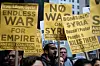 Manifestation contre le président Donald Trump devant la Trump Tower, le 7 avril 2017 à New York après les frappes américaines contre une base aérienne syrienne.