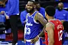 LeBron James rit jaune face au tombeur des Lakers, Tobias Harris.