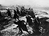 Photo prise en 1916 de soldats français passant à l'attaque depuis leur tranchée lors de la bataille de Verdun durant la Première Guerre Mondiale.