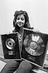 En 1972, la chanteuse grecque Vicky Leandros, remporte à son tour l’Eurovision pour le compte du Luxembourg avec sa chanson « Après toi ».