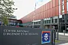 À Luxembourg, le long du boulevard de Kockelscheuer, ses façades rouges et son caractère imposant rendent immanquable le CNIS.