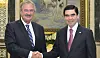 Le 6 septembre, Jean Asselborn serre la main de Gurbanguly Berdimuhamedow, dirigeant de l'une des pires dictatures de la planète, avec qui le Luxembourg veut renforcer ses relations économiques. Le 13 septembre, le ministre appelle à exclure la Hongrie de l'UE en raison de la dérive populiste de son Premier ministre.