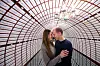 Un couple s'embrasse dans le couloir de l'amour où sont aménagés 100 000 compartiments destinés à recevoir les histoires d'amour déposés par les visiteurs.