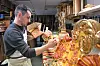 Pierre a posé sa première feuille d’or au bout de trois semaines à l’atelier.