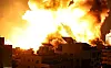 Une explosion dans la ville de Gaza, alors que les forces israéliennes bombardent l'enclave palestinienne ce mardi matin.