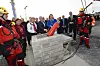 La capsule, venue du ciel, a été scellée dans la première pierre du futur Centre national d'incendie et de secours (CNIS).