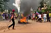 Des manifestants se rassemblant devant l'ambassade de France à Ouagadougou, ce dimanche, autour des restes d'un pneu en feu. (phot AFP)