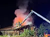 Afin de venir à bout du sinistre, les pompiers ont dû retirer le reste de la toiture et procéder à des ouvertures dans la façade à l’aide de tronçonneuses.